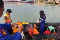 LAMPUNG SELATAN - Tim gabungan mengevakuasi jenazah nelayan yang tenggelam di perairan Pulau Rimau menggunakan perahu karet milik Polairud, Jumat (17/7/2026). Korban atas nama Edi ditemukan meninggal dunia sekitar 2 meter dari lokasi kejadian. FOTO: PROYEKSI.ID