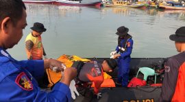 LAMPUNG SELATAN - Tim gabungan mengevakuasi jenazah nelayan yang tenggelam di perairan Pulau Rimau menggunakan perahu karet milik Polairud, Jumat (17/7/2026). Korban atas nama Edi ditemukan meninggal dunia sekitar 2 meter dari lokasi kejadian. FOTO: PROYEKSI.ID