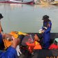 LAMPUNG SELATAN - Tim gabungan mengevakuasi jenazah nelayan yang tenggelam di perairan Pulau Rimau menggunakan perahu karet milik Polairud, Jumat (17/7/2026). Korban atas nama Edi ditemukan meninggal dunia sekitar 2 meter dari lokasi kejadian. FOTO: PROYEKSI.ID