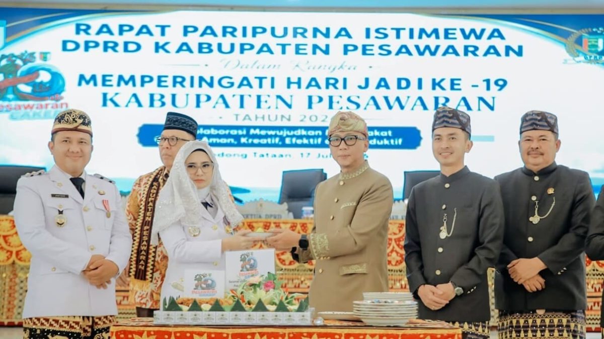 PESAWARAN - Gubernur Lampung Rahmat Mirzani Djausal bersama Bupati Pesawaran Nanda Indira memotong tumpeng saat Rapat Paripurna Istimewa DPRD dalam rangka HUT ke-19 Kabupaten Pesawaran di Gedung Serba Guna Pemkab Pesawaran, Jumat (17/7/2026). FOTO: PROYEKSI.ID