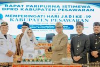 PESAWARAN - Gubernur Lampung Rahmat Mirzani Djausal bersama Bupati Pesawaran Nanda Indira memotong tumpeng saat Rapat Paripurna Istimewa DPRD dalam rangka HUT ke-19 Kabupaten Pesawaran di Gedung Serba Guna Pemkab Pesawaran, Jumat (17/7/2026). FOTO: PROYEKSI.ID