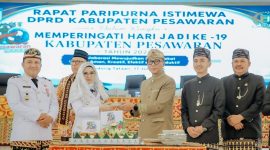 PESAWARAN - Gubernur Lampung Rahmat Mirzani Djausal bersama Bupati Pesawaran Nanda Indira memotong tumpeng saat Rapat Paripurna Istimewa DPRD dalam rangka HUT ke-19 Kabupaten Pesawaran di Gedung Serba Guna Pemkab Pesawaran, Jumat (17/7/2026). FOTO: PROYEKSI.ID