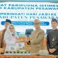 PESAWARAN - Gubernur Lampung Rahmat Mirzani Djausal bersama Bupati Pesawaran Nanda Indira memotong tumpeng saat Rapat Paripurna Istimewa DPRD dalam rangka HUT ke-19 Kabupaten Pesawaran di Gedung Serba Guna Pemkab Pesawaran, Jumat (17/7/2026). FOTO: PROYEKSI.ID
