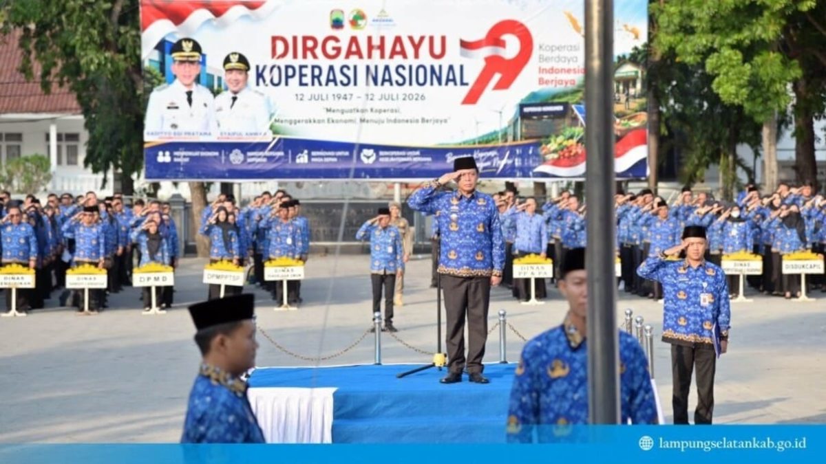 Sekda Lampung Selatan Supriyanto menjadi inspektur upacara saat Peringatan Hari Koperasi Nasional ke-79 di Lapangan Korpri, Kompleks Perkantoran Pemkab Lamsel, Jumat (17/7/2026). Dalam amanatnya, Sekda mendorong transformasi koperasi agar menjadi motor ekonomi digital dan penggerak UMKM daerah. Foto: istimewa