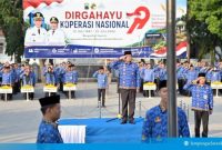 Sekda Lampung Selatan Supriyanto menjadi inspektur upacara saat Peringatan Hari Koperasi Nasional ke-79 di Lapangan Korpri, Kompleks Perkantoran Pemkab Lamsel, Jumat (17/7/2026). Dalam amanatnya, Sekda mendorong transformasi koperasi agar menjadi motor ekonomi digital dan penggerak UMKM daerah. Foto: istimewa