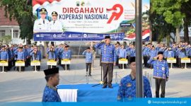 Sekda Lampung Selatan Supriyanto menjadi inspektur upacara saat Peringatan Hari Koperasi Nasional ke-79 di Lapangan Korpri, Kompleks Perkantoran Pemkab Lamsel, Jumat (17/7/2026). Dalam amanatnya, Sekda mendorong transformasi koperasi agar menjadi motor ekonomi digital dan penggerak UMKM daerah. Foto: istimewa