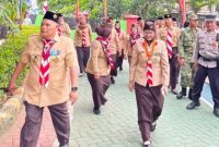 Wakil Ketua I Kwarcab Gerakan Pramuka Kota Bandar Lampung Hj. Eka Afriana, S.Pd berjalan menuju lokasi apel peringatan Hari Pramuka ke-65 di SMPN 3 Bandar Lampung, Jumat (14/8/2026). FOTO: Istimewa