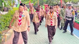 Wakil Ketua I Kwarcab Gerakan Pramuka Kota Bandar Lampung Hj. Eka Afriana, S.Pd berjalan menuju lokasi apel peringatan Hari Pramuka ke-65 di SMPN 3 Bandar Lampung, Jumat (14/8/2026). FOTO: Istimewa