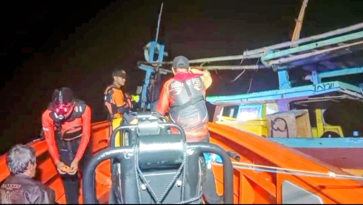 Tim Rescue Pos SAR Bakauheni melakukan proses evakuasi terhadap 4 nelayan yang kapalnya mati mesin di Perairan Krakatau, Rabu (5/8) dini hari. Keempat nelayan berhasil ditemukan dalam kondisi selamat. [FOTO: DOK. BASARNAS LAMPUNG]