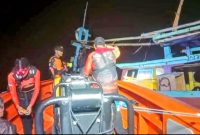 Tim Rescue Pos SAR Bakauheni melakukan proses evakuasi terhadap 4 nelayan yang kapalnya mati mesin di Perairan Krakatau, Rabu (5/8) dini hari. Keempat nelayan berhasil ditemukan dalam kondisi selamat. [FOTO: DOK. BASARNAS LAMPUNG]