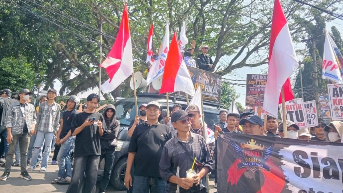 BANDAR LAMPUNG : Massa Forum Komunikasi Anak Lampung (FOKAL) menggelar aksi di depan Kantor Kejati Lampung, Rabu (5/8/2026). Dalam aksinya, FOKAL mendesak Kejati mengusut dugaan penyalahgunaan aset Pemprov Lampung di Way Hui. [FOTO: PROYEKSI.ID]