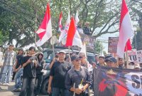 BANDAR LAMPUNG : Massa Forum Komunikasi Anak Lampung (FOKAL) menggelar aksi di depan Kantor Kejati Lampung, Rabu (5/8/2026). Dalam aksinya, FOKAL mendesak Kejati mengusut dugaan penyalahgunaan aset Pemprov Lampung di Way Hui. [FOTO: PROYEKSI.ID]
