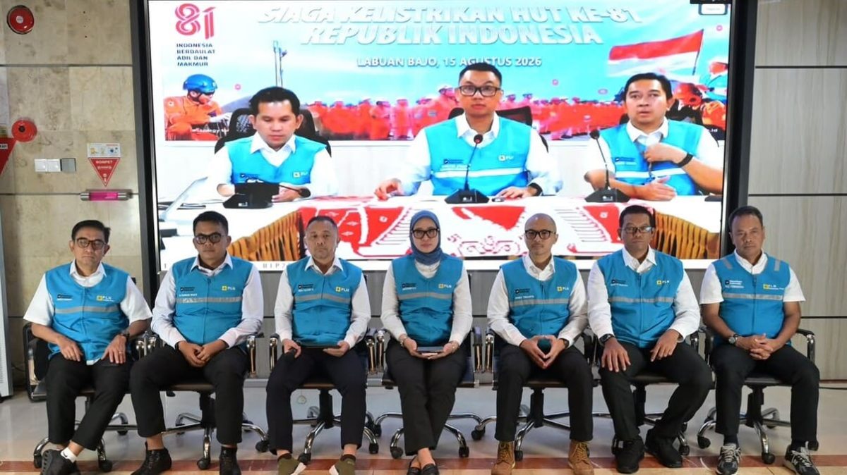 Jajaran Direksi PLN saat konferensi pers kesiapan siaga kelistrikan HUT ke-81 RI secara hybrid dari UIP2B Jamali Depok dan PLN UPP Flores Bagian Barat Labuan Bajo, Sabtu (15/8/2026). Dirut PLN Darmawan Prasodjo tampak pada layar tengah. FOTO: DOK. PLN