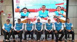 Jajaran Direksi PLN saat konferensi pers kesiapan siaga kelistrikan HUT ke-81 RI secara hybrid dari UIP2B Jamali Depok dan PLN UPP Flores Bagian Barat Labuan Bajo, Sabtu (15/8/2026). Dirut PLN Darmawan Prasodjo tampak pada layar tengah. FOTO: DOK. PLN