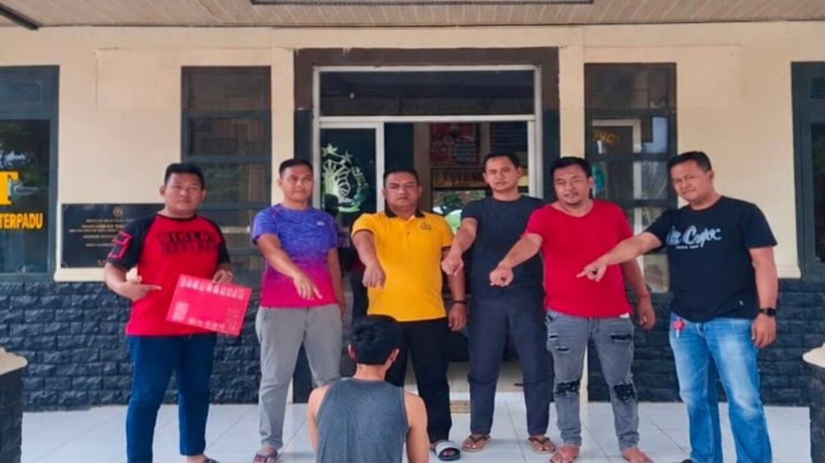 Anggota Tekab 308 Presisi Polsek Terusan Nunyai menunjukkan terduga pengedar sabu DS, 44 tahun, saat diamankan di Mapolsek Terusan Nunyai, Lampung Tengah, Jumat (31/7/2026). Dari tangan pelaku disita 10 paket sabu seberat 2,25 gram. [PROYEKSIID]