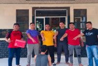 Anggota Tekab 308 Presisi Polsek Terusan Nunyai menunjukkan terduga pengedar sabu DS, 44 tahun, saat diamankan di Mapolsek Terusan Nunyai, Lampung Tengah, Jumat (31/7/2026). Dari tangan pelaku disita 10 paket sabu seberat 2,25 gram. [PROYEKSIID]