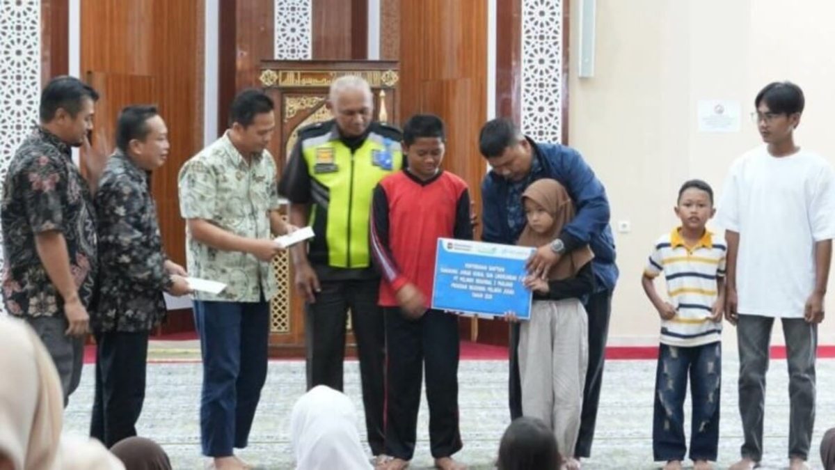 Penyerahan Beasiswa Pelindo Juara secara simbolis kepada anak pekerja Pelindo Regional 2 Panjang di salah satu masjid, Jumat (31/7/2026). Sebanyak 40 anak dari TAD hingga cleaning service menerima beasiswa. [PROYEKSIID]
