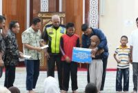 Penyerahan Beasiswa Pelindo Juara secara simbolis kepada anak pekerja Pelindo Regional 2 Panjang di salah satu masjid, Jumat (31/7/2026). Sebanyak 40 anak dari TAD hingga cleaning service menerima beasiswa. [PROYEKSIID]