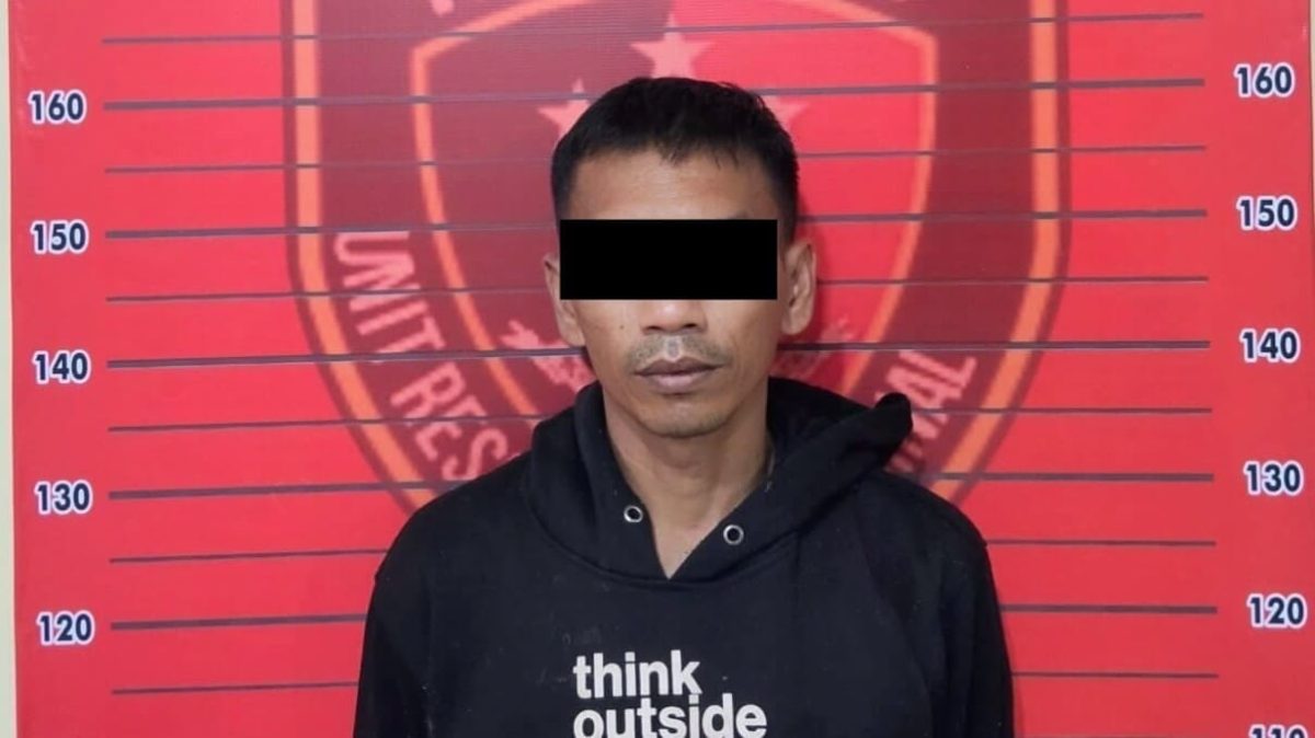 Pelaku berinisial MB (46) warga Kecamatan Pubian saat diamankan Tim Tekab 308 Polsek Padang Ratu, Polres Lampung Tengah, Sabtu (1/8/2026). Pelaku diduga menyetubuhi anak tirinya berusia 17 tahun. [DOK. POLSEK PADANG RATU]