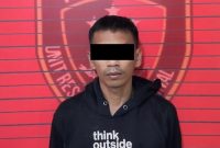 Pelaku berinisial MB (46) warga Kecamatan Pubian saat diamankan Tim Tekab 308 Polsek Padang Ratu, Polres Lampung Tengah, Sabtu (1/8/2026). Pelaku diduga menyetubuhi anak tirinya berusia 17 tahun. [DOK. POLSEK PADANG RATU]