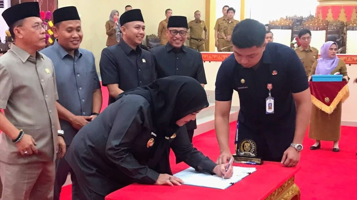 Wali Kota Bandar Lampung Eva Dwiana menandatangani dokumen perubahan KUA-PPAS APBD 2026 saat Rapat Paripurna di DPRD Kota Bandar Lampung, Senin 3/8/2026. FOTO: PROYEKSI.ID