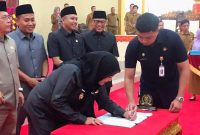 Wali Kota Bandar Lampung Eva Dwiana menandatangani dokumen perubahan KUA-PPAS APBD 2026 saat Rapat Paripurna di DPRD Kota Bandar Lampung, Senin 3/8/2026. FOTO: PROYEKSI.ID