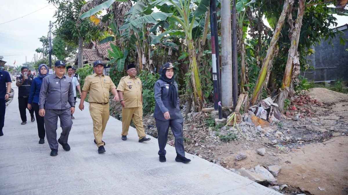 Wali Kota Bandar Lampung Eva Dwiana didampingi jajaran Pemkot Bandar Lampung meninjau hasil perbaikan Jalan Wala Kuba, Kelurahan Way Laga, Kecamatan Sukabumi. Foto; Istimewa
