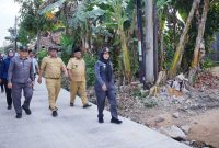 Wali Kota Bandar Lampung Eva Dwiana didampingi jajaran Pemkot Bandar Lampung meninjau hasil perbaikan Jalan Wala Kuba, Kelurahan Way Laga, Kecamatan Sukabumi. Foto; Istimewa