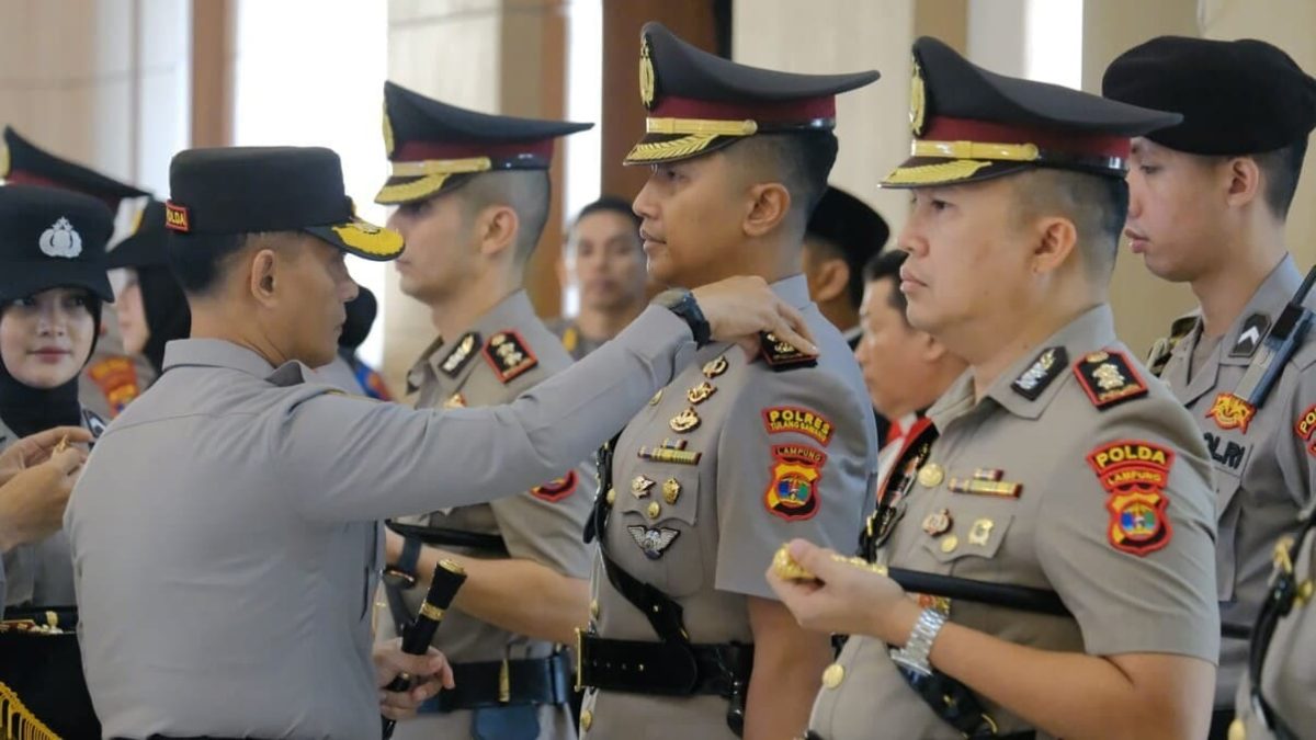 Foto: Kapolda Lampung Irjen Pol. Helfi Assegaf melepas tanda jabatan salah satu pejabat saat upacara sertijab 12 pejabat strategis di Gedung Serbaguna Presisi Polda Lampung, Senin (3/8/2026). (Dok. Bidhumas Polda Lampung)