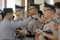 Foto: Kapolda Lampung Irjen Pol. Helfi Assegaf melepas tanda jabatan salah satu pejabat saat upacara sertijab 12 pejabat strategis di Gedung Serbaguna Presisi Polda Lampung, Senin (3/8/2026). (Dok. Bidhumas Polda Lampung)