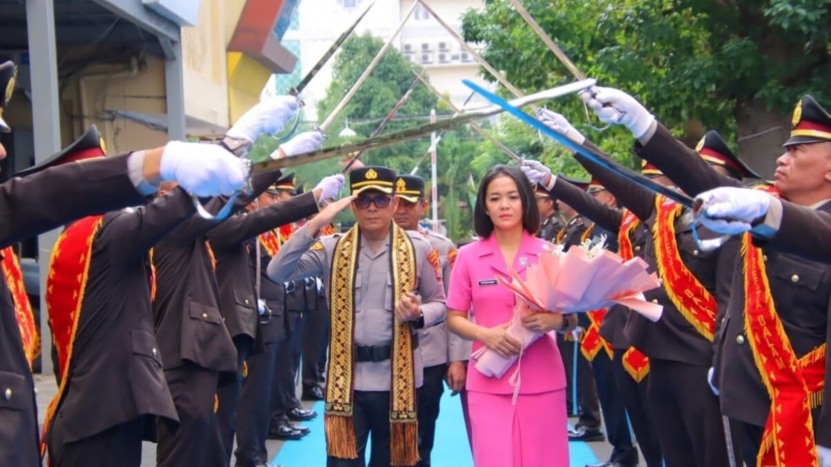 Kombes Pol Herbin Sianipar bersama istri Ny. Widi Herbin melewati barisan Pedang Pora saat hari pertama menjabat Kapolresta Bandar Lampung, Selasa (4/8/2026). Foto: Humas Polresta Bandar Lampung