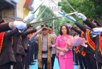 Kombes Pol Herbin Sianipar bersama istri Ny. Widi Herbin melewati barisan Pedang Pora saat hari pertama menjabat Kapolresta Bandar Lampung, Selasa (4/8/2026). Foto: Humas Polresta Bandar Lampung