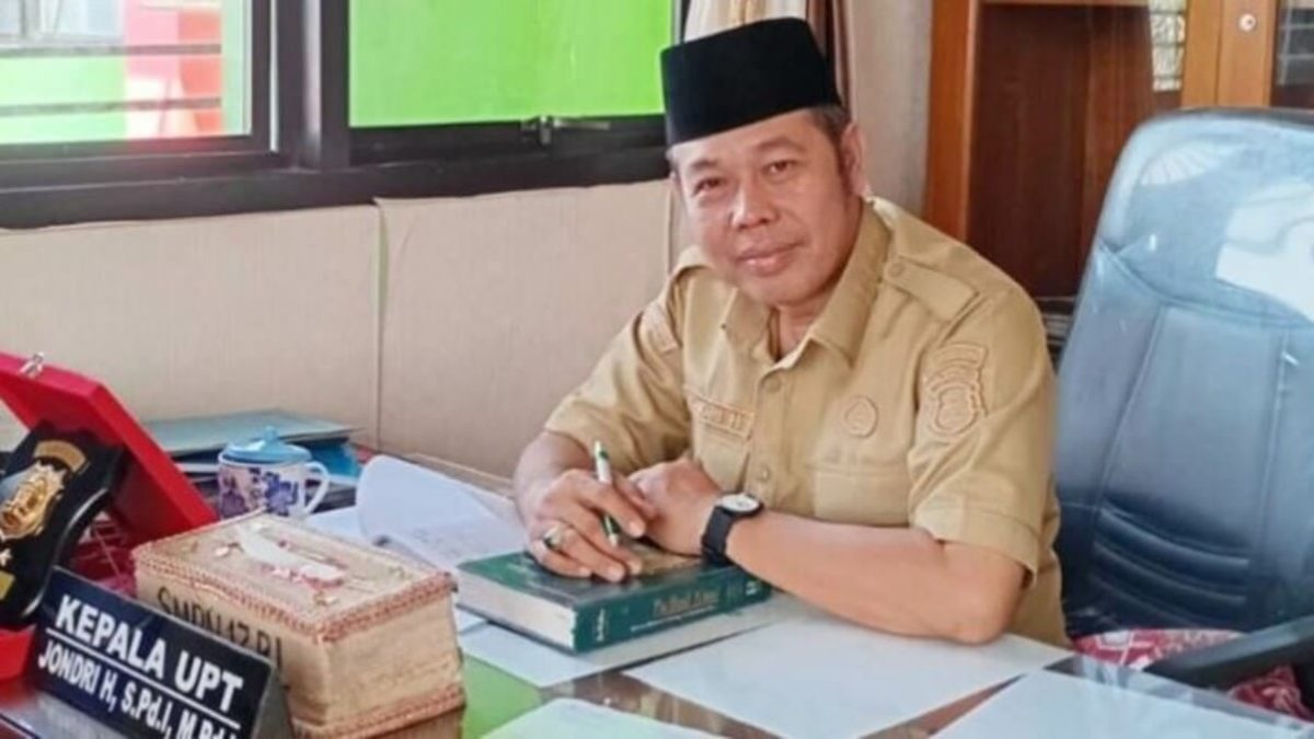 Kepala SMPN 17 Bandar Lampung Jondri Haryadi, S.Pd.I., M.Pd.I. Foto: proyeksi.id