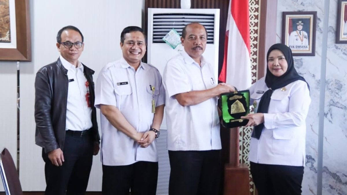 BANDAR LAMPUNG – Wali Kota Bandar Lampung Eva Dwiana menerima cendera mata dari Kakanwil BPN Lampung Drs. Siwito saat audiensi di Ruang Rapat Wali Kota, Rabu (5/8/2026). Eva meminta BPN mempermudah pengurusan sertifikat tanah bagi warga yang kurang mampu. [FOTO: DOK. PROYEKSI.ID]