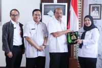 BANDAR LAMPUNG – Wali Kota Bandar Lampung Eva Dwiana menerima cendera mata dari Kakanwil BPN Lampung Drs. Siwito saat audiensi di Ruang Rapat Wali Kota, Rabu (5/8/2026). Eva meminta BPN mempermudah pengurusan sertifikat tanah bagi warga yang kurang mampu. [FOTO: DOK. PROYEKSI.ID]