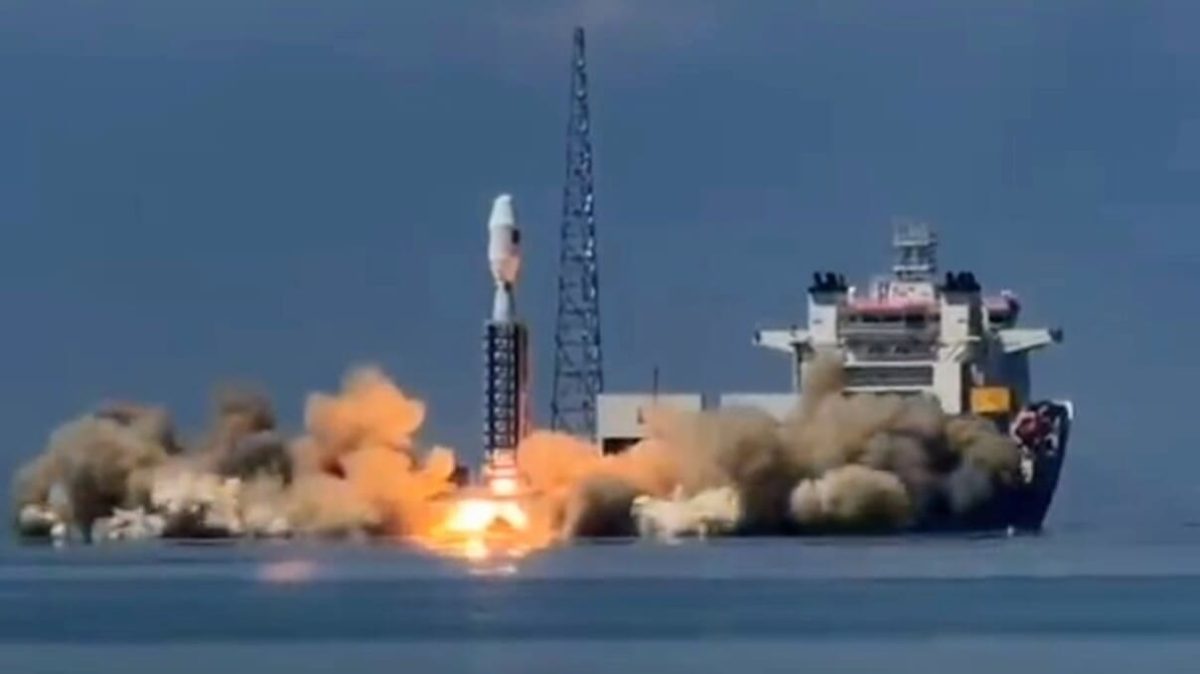 HAIYANG, CHINA – Detik-detik peluncuran roket Smart Dragon-3 yang membawa Satelit Hiperspektral Lampung-1 di perairan Haiyang, Provinsi Shandong, Rabu (5/8/2026). Satelit ini akan digunakan untuk mendukung sektor pertanian, lingkungan, dan data pembangunan di Lampung. (FOTO: DOK. PEMPROV LAMPUNG)
