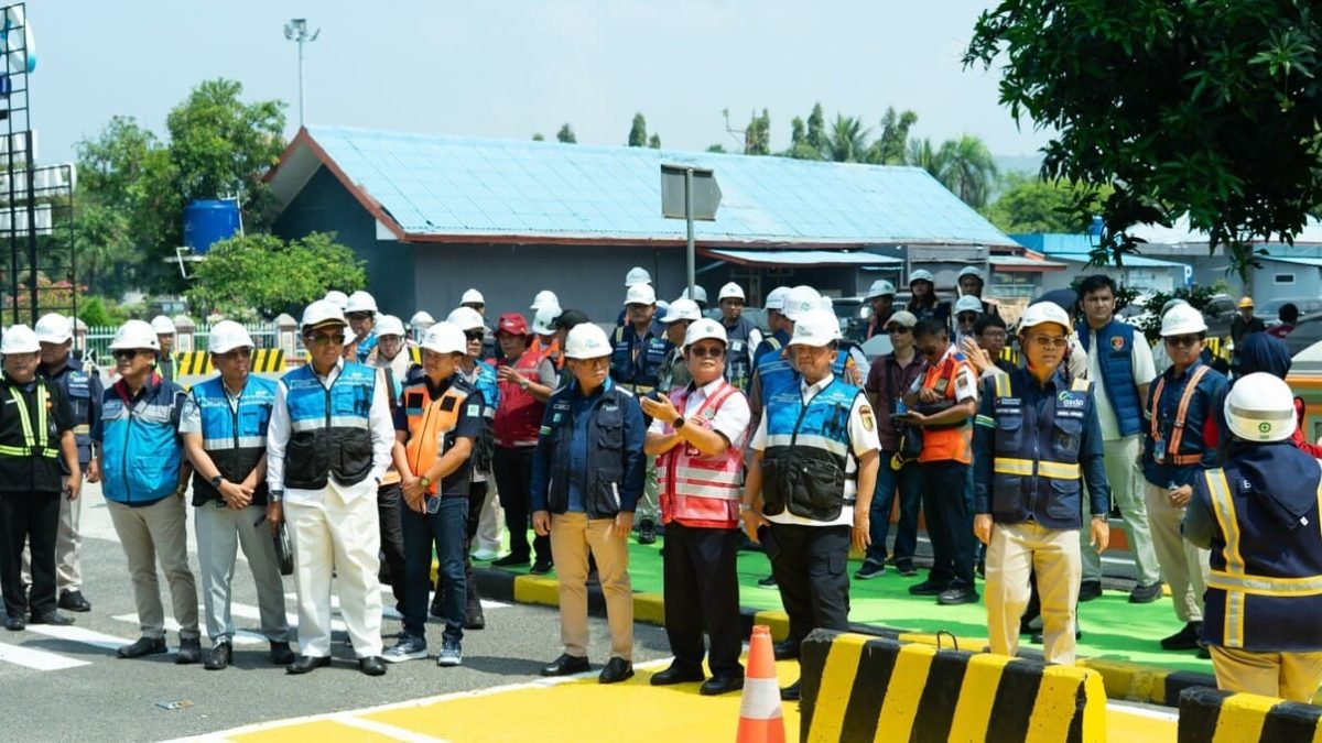 MERAK – Direksi ASDP bersama stakeholder meninjau langsung penerapan Sterilisasi Pelabuhan di Pelabuhan Merak, Rabu (5/8/2026). Sterilisasi diterapkan serentak di 6 pelabuhan utama untuk menciptakan kawasan yang aman, tertib, dan sesuai standar. Foto; istimewa