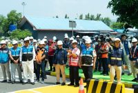 MERAK – Direksi ASDP bersama stakeholder meninjau langsung penerapan Sterilisasi Pelabuhan di Pelabuhan Merak, Rabu (5/8/2026). Sterilisasi diterapkan serentak di 6 pelabuhan utama untuk menciptakan kawasan yang aman, tertib, dan sesuai standar. Foto; istimewa