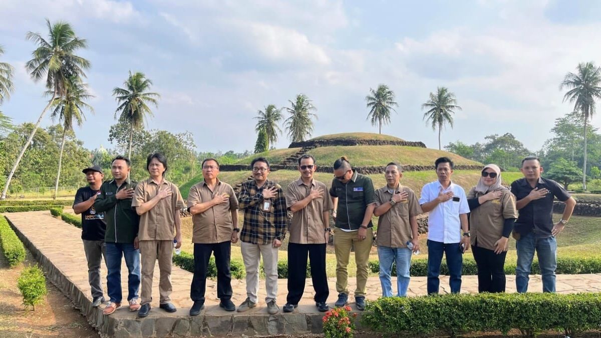 Pengurus Serikat Media Siber Indonesia SMSI Provinsi Lampung berfoto bersama di area punden berundak Taman Purbakala Pugung Raharjo, Lampung Timur, Kamis 6/8/2026. Ketua SMSI Lampung Donny Irawan menyebut situs bersejarah ini sangat layak menjadi destinasi Ekspedisi Budaya HPN 2027 karena memiliki nilai sejarah tinggi. FOTO: DOK. SMSI LAMPUNG