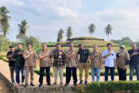 Pengurus Serikat Media Siber Indonesia SMSI Provinsi Lampung berfoto bersama di area punden berundak Taman Purbakala Pugung Raharjo, Lampung Timur, Kamis 6/8/2026. Ketua SMSI Lampung Donny Irawan menyebut situs bersejarah ini sangat layak menjadi destinasi Ekspedisi Budaya HPN 2027 karena memiliki nilai sejarah tinggi. FOTO: DOK. SMSI LAMPUNG