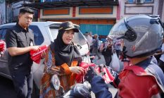 GRATIS! Eva Dwiana Bagikan 10 Ribu Bendera Merah Putih di Bandar Lampung Jelang HUT ke-81