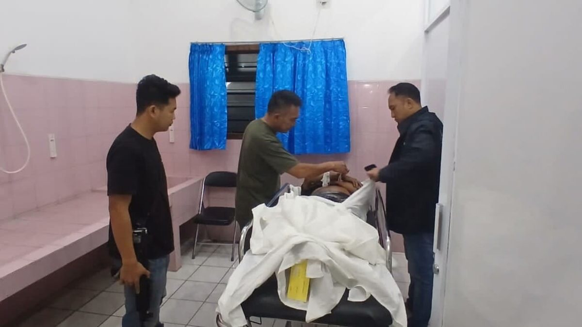 Petugas melakukan identifikasi terhadap jenazah MS, 50, korban perkelahian di Sukabumi, Bandar Lampung, Minggu (9/8/2026) dini hari. (Foto: Istimewa)