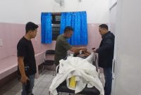 Petugas melakukan identifikasi terhadap jenazah MS, 50, korban perkelahian di Sukabumi, Bandar Lampung, Minggu (9/8/2026) dini hari. (Foto: Istimewa)
