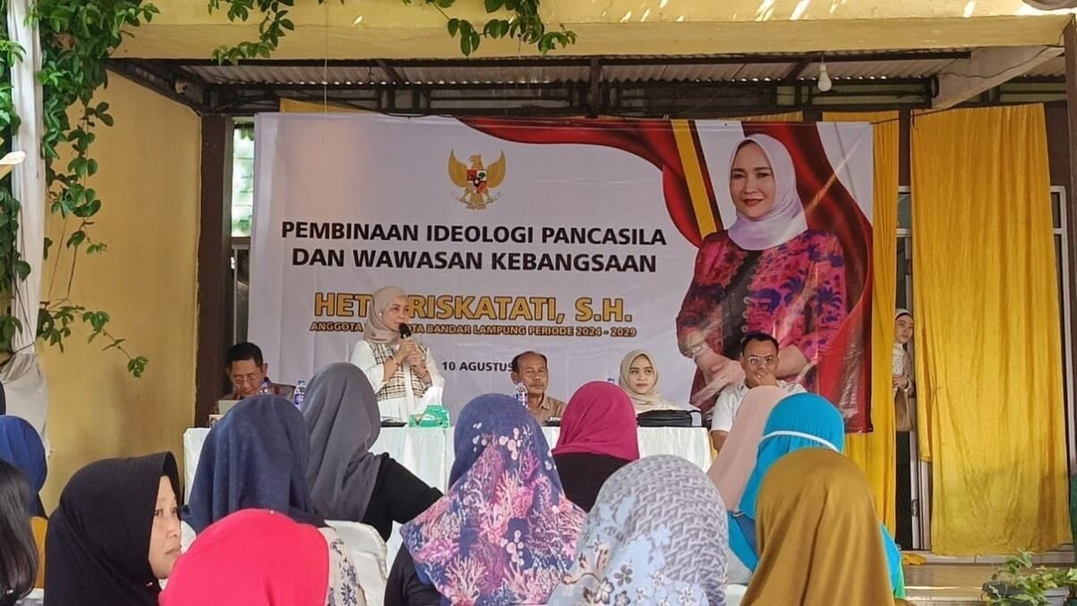Anggota DPRD Bandar Lampung Heti Friskatati saat memberikan pembinaan ideologi Pancasila dan wawasan kebangsaan kepada masyarakat di Langkapura, Bandar Lampung.