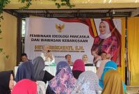 Anggota DPRD Bandar Lampung Heti Friskatati saat memberikan pembinaan ideologi Pancasila dan wawasan kebangsaan kepada masyarakat di Langkapura, Bandar Lampung.