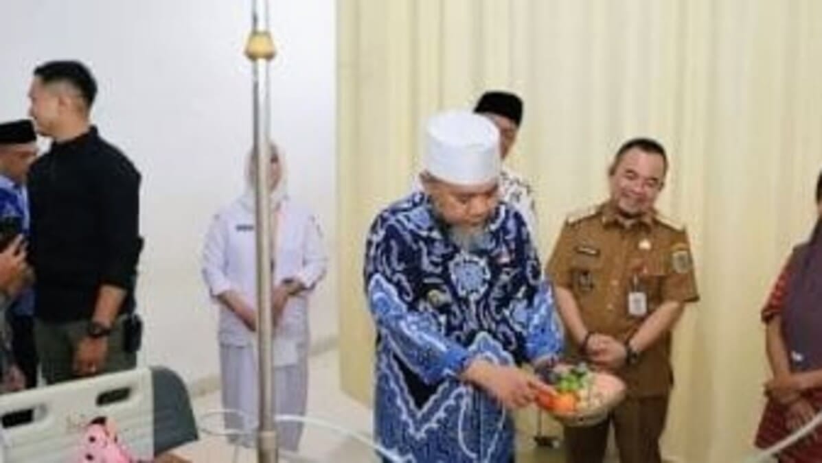 Bandar Lampung. Gubernur Bengkulu memberikan tali asih kepada pasien Rawat Inap Jantung Terpadu RSUDAM Lampung, Senin 10 Agustus 2026. Kunjungan ini menjadi bentuk kepedulian dan dukungan moral bagi pasien dalam proses pemulihan. Foto: Istimewa