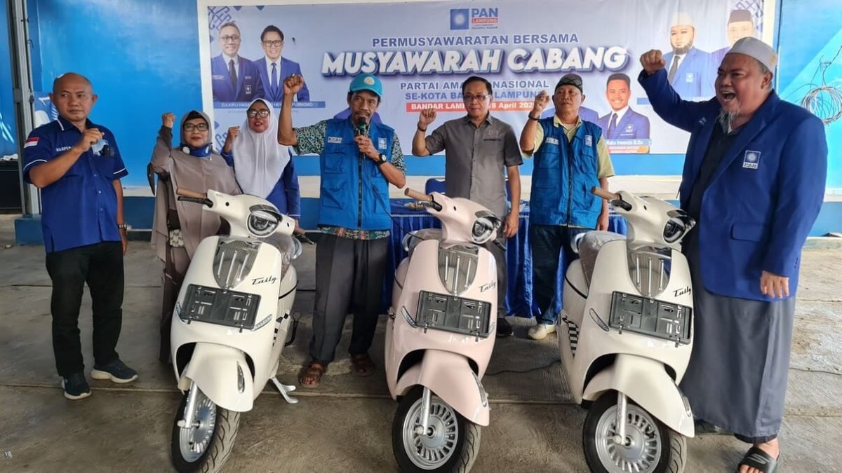 Ketua DPD PAN Kota Bandar Lampung Firmansyah menyerahkan motor listrik kepada 3 Ketua DPC PAN. Hadiah dari Anggota DPR RI Putri Zulkifli Hasan ini sebagai apresiasi atas kemenangan Pileg 2024 dan untuk mendukung mobilitas partai di kecamatan. foto: istimewa