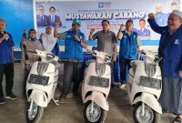 Ketua DPD PAN Kota Bandar Lampung Firmansyah menyerahkan motor listrik kepada 3 Ketua DPC PAN. Hadiah dari Anggota DPR RI Putri Zulkifli Hasan ini sebagai apresiasi atas kemenangan Pileg 2024 dan untuk mendukung mobilitas partai di kecamatan. foto: istimewa