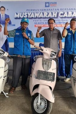 3 Ketua DPC PAN Bandar Lampung Dapat Hadiah Motor Listrik dari Putri Zulhas