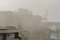 Suasana debu tebal menyelimuti kawasan permukiman warga di Kecamatan Panjang, Bandar Lampung. Warga menduga debu berasal dari aktivitas PT Semen Baturaja. FOTO: DOK. KBNI-News